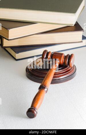 Hammer Richter auf dem Hintergrund eines Stapels von Büchern, das Bild auf einem hellen Hintergrund Stockfoto