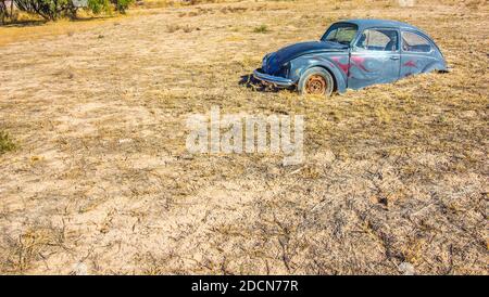 Abstrakte Kunst Der Automobile Hälfte Begraben Im Offenen Feld Stockfoto