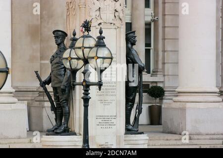 Zwei Bronzestatuen stehen vor der Königlichen Börse Stockfoto
