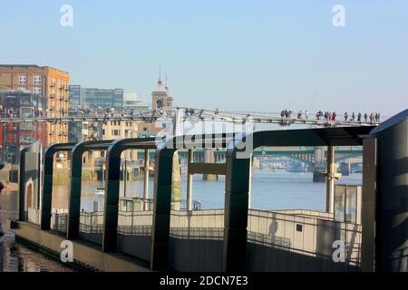 Blick auf die Millennium Bridge vom Nordufer der Themse, London Stockfoto