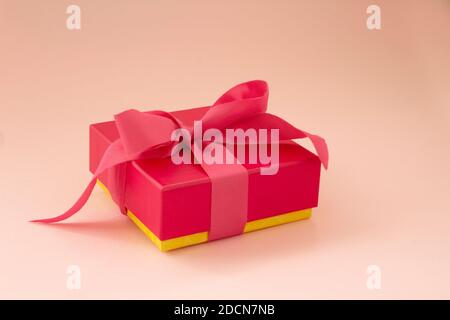 Rosa Geschenk mit rosa Band. Geschenk Liebe Konzept. Valentinstag, Muttertag´s. Stockfoto