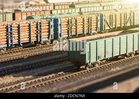 Autos mit Holz beladen. Transport von Holz mit der Bahn Stockfoto