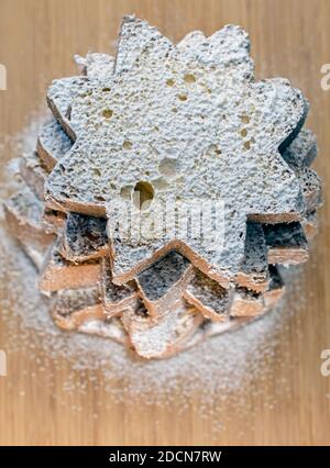 Puderzucker bestreut auf einem festlichen Christmas Pandoro Kuchenschnitt In sternförmigen Schichten Stockfoto