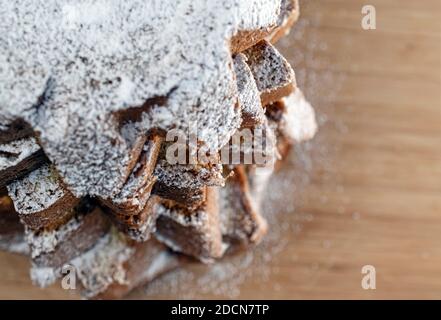 Puderzucker bestreut auf einem festlichen Christmas Pandoro Kuchenschnitt In sternförmigen Schichten Stockfoto