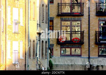 Lifebuoy auf Balkon außerhalb Wohnungen in Londons Canary Wharf Stockfoto