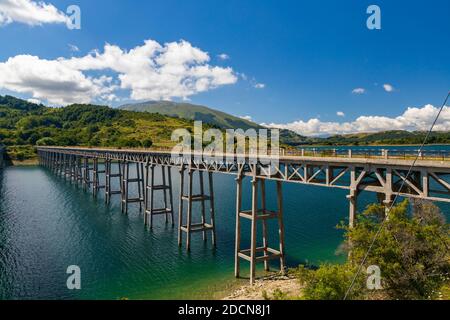 Brücke Ponte delle Stecche, Lago di Campotosto im Nationalpark Gran Sasso e Monti della Laga, Region Abruzzen, Italien Stockfoto