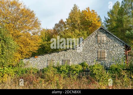 Das große Fenster, auch als großes Fenster bekannt, ist eine Gruppe von Kalksteinfelsen in Piaseczno in der Kroczyce, in Zawiercie County, in der Sile Stockfoto