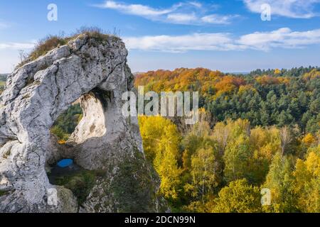 Das große Fenster, auch als großes Fenster bekannt, ist eine Gruppe von Kalksteinfelsen in Piaseczno in der Kroczyce, in Zawiercie County, in der Sile Stockfoto