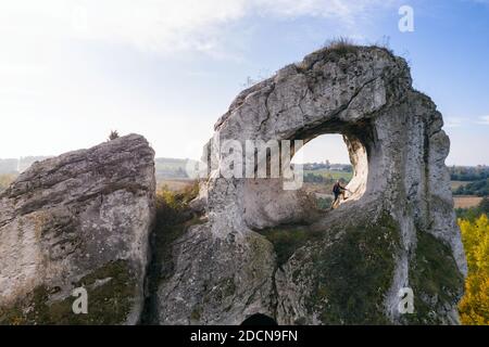 Das große Fenster, auch als großes Fenster bekannt, ist eine Gruppe von Kalksteinfelsen in Piaseczno in der Kroczyce, in Zawiercie County, in der Sile Stockfoto