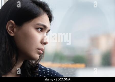 Nahaufnahme frustriert nachdenkliche asiatische Frau Blick aus dem Fenster Stockfoto