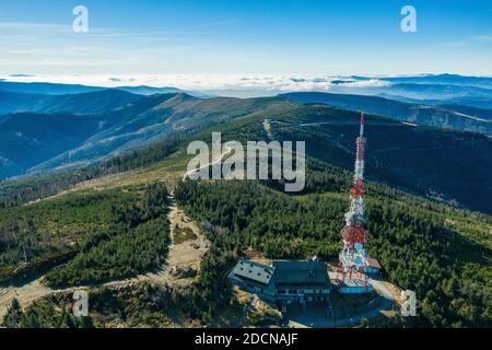 Polnische Berge in Schlesien Beskid in Szczyrk. Skrzyczne Hügel inPolen im Herbst, Herbst Saison Luftdrohne Foto Ansicht Stockfoto