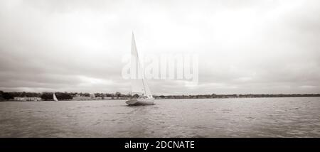 Segeln durch den Sturm Stockfoto