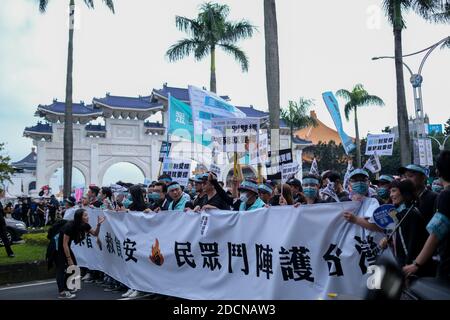 Taipeh, Taiwan. November 2020. Zehntausende marschieren in einem Protest gegen den Import von US-Schweinefleisch mit Ractopamin, einem Zusatz, der die Leibeidigkeit als Teil des "Herbstkampfes"-Protests fördert. Taipei, Taiwan, 22. November 2020. (Foto von Walid Berrazeg/Sipa USA) Quelle: SIPA USA/Alamy Live News Stockfoto