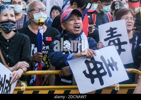 Taipeh, Taiwan. November 2020. Zehntausende marschieren in einem Protest gegen den Import von US-Schweinefleisch mit Ractopamin, einem Zusatz, der die Leibeidigkeit als Teil des "Herbstkampfes"-Protests fördert. Taipei, Taiwan, 22. November 2020. (Foto von Walid Berrazeg/Sipa USA) Quelle: SIPA USA/Alamy Live News Stockfoto