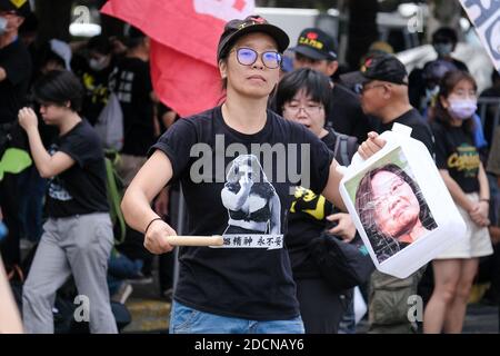 Taipeh, Taiwan. November 2020. Zehntausende marschieren in einem Protest gegen den Import von US-Schweinefleisch mit Ractopamin, einem Zusatz, der die Leibeidigkeit als Teil des "Herbstkampfes"-Protests fördert. Taipei, Taiwan, 22. November 2020. (Foto von Walid Berrazeg/Sipa USA) Quelle: SIPA USA/Alamy Live News Stockfoto