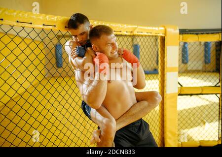 Männliche MMA Kämpfer führt schmerzhafte Choke halten Stockfoto