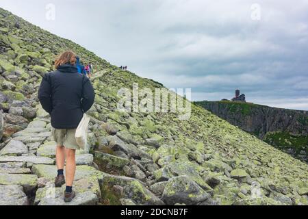 Piechowice (Petersdorf) : Hauptkammweg 'Polish-Czech Friendship Trail' nach Sniezne Kotly (Snezne jamy, Schneegruben, Schneegruben) mit Berghütte in Stockfoto