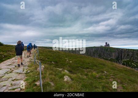 Piechowice (Petersdorf) : Hauptkammweg 'Polish-Czech Friendship Trail' nach Sniezne Kotly (Snezne jamy, Schneegruben, Schneegruben) mit Berghütte in Stockfoto