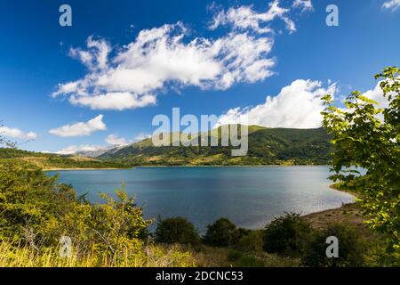 Lago di Campotosto im Nationalpark Gran Sasso e Monti della Laga, Region Abruzzen, Italien Stockfoto