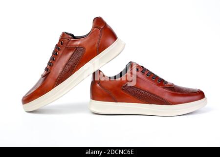 Ein Paar klassische Herrenschuhe auf weißem Hintergrund Stockfoto