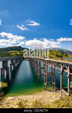 Brücke Ponte delle Stecche, Lago di Campotosto im Nationalpark Gran Sasso e Monti della Laga, Region Abruzzen, Italien Stockfoto