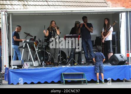 Junge hörende Reggae-Band aus Midlands Urban Roots UK West Bromwich 2013 Stockfoto