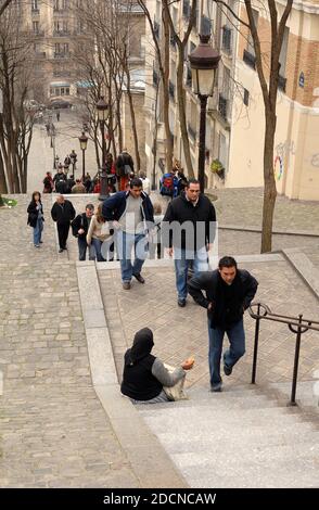 Eine Frau, die auf der Rue Foyatier auf der Montmartre butte im 18. Arrondissement von Paris bettelt. 2006 Stockfoto