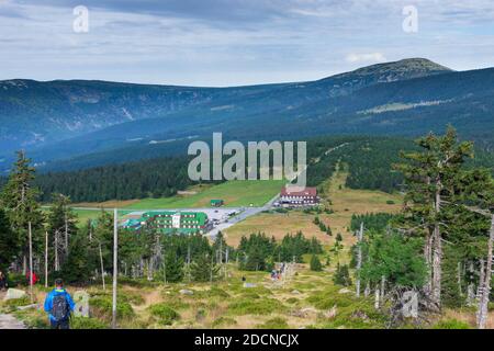 Spindleruv Mlyn (Spindlermühle): Hauptkammweg "Polnisch-tschechischer Freundschaftsweg", Berghotel Spindlerova bouda (Spindlerbaude) in Krkonose (Riese M Stockfoto