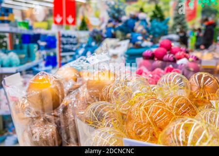 Moskau. Russland. 22. November 2020: Bunte Weihnachtskugeln werden im Kaufhaus verkauft. Silvester Verkauf von Baumschmuck und Weihnachten Stockfoto