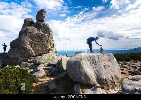 Spindleruv Mlyn (Spindlermühle): Felsen am Hauptkamm "Polish-Czech Friendship Trail", Wanderer im Riesengebirge, Kralovehr Stockfoto