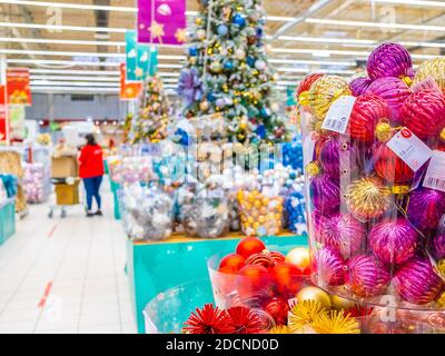 Moskau. Russland. 22. November 2020: Bunte Weihnachtskugeln werden im Kaufhaus verkauft. Silvester Verkauf von Baumschmuck und Weihnachten Stockfoto