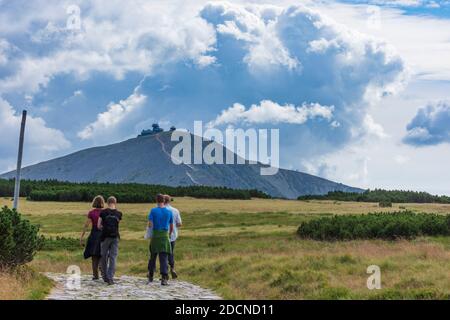 Karpacz (Krummhübel): Hauptkammweg "Polish-Czech Friendship Trail", Blick auf den Berg Snezka oder Sniezka (Schneekoppe), Wanderer in Karkonosze (Giant Mou Stockfoto