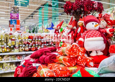 Moskau. Russland. 22. November 2020: Das Kaufhaus verkauft eine Vielzahl von Neujahrsdekor. Decken, Stofftiere, Dekorationen, Kissen. Neujahr Stockfoto