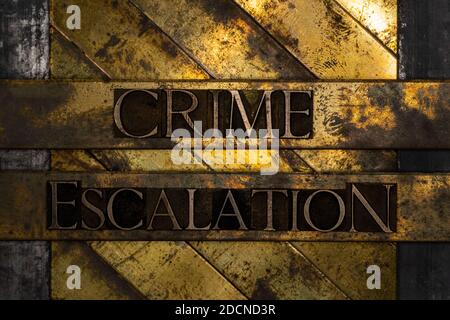 Crime Escalation Text gebildet durch echte authentische Satzbuchstaben auf Vintage strukturierte Grunge Bronze Hintergrund Stockfoto