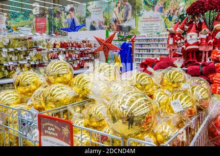 Moskau. Russland. 22. November 2020: Bunte Weihnachtskugeln werden im Kaufhaus verkauft. Silvester Verkauf von Baumschmuck und Weihnachten Stockfoto