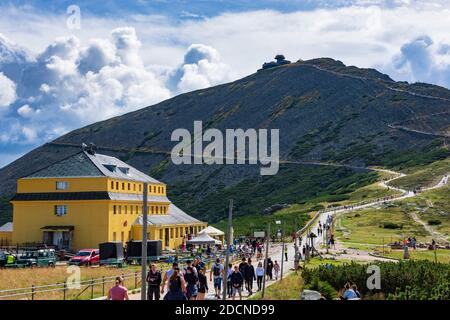 Karpacz (Krummhübel): Berghütte Schronisko Dom Slaski (Schlesierhaus), Hauptkammweg "Polish-Czech Friendship Trail", Blick auf den Berg Snezka oder S Stockfoto