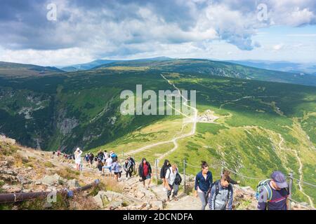 Karpacz (Krummhübel): Berghütte Schronisko Dom Slaski (Schlesierhaus), Hauptkammweg "Polish-Czech Friendship Trail", Wanderer auf dem Weg zum Berg Stockfoto