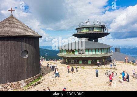 Karpacz (Krummhübel): Gipfel des Berges Snezka oder Sniezka (Schneekoppe), polnische Meteo-Sternwarte, St. Lawrence's Chapel, bei einem Mountainbike-Wettbewerb Stockfoto