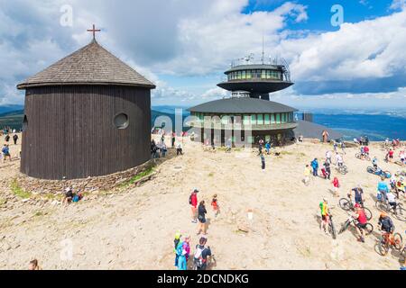 Karpacz (Krummhübel): Gipfel des Berges Snezka oder Sniezka (Schneekoppe), polnische Meteo-Sternwarte, St. Lawrence's Chapel, bei einem Mountainbike-Wettbewerb Stockfoto