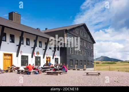 Pec pod Snezkou (Petzer): Berghütte Lucni bouda (Wiesenbaude), Wanderer auf Bänken im Riesengebirge, Kralovehradecky, Hrad Stockfoto