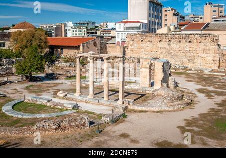 Hadrians Bibliothek, Blick von Süden. Es wurde vom römischen Kaiser Hadrian auf der Nordseite der Akropolis von Athen geschaffen. Stockfoto