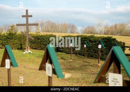 Gräber von unbekannten Soldaten, Opfern aus dem 1. Weltkrieg. Gedenkfriedhof in der Slowakei. Die Soldaten Österreichs Ungarns und der russischen Armee sind begraben. Stockfoto