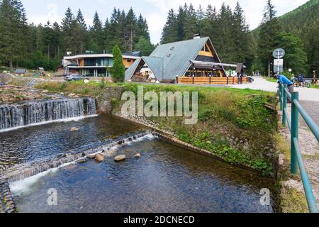 Spindleruv Mlyn (Spindlermühle): Bach Labe (Elbe), am Zusammenfluss mit Bach Bile Labe (Weißwasser, Weiße Elbe) im Restaurant Myslivna (Jägerhaus) in Stockfoto