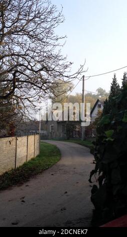 Klassische ungarische Landhäuser. Es ist eine alte und wunderschöne Straße in Ungarn. Stockfoto