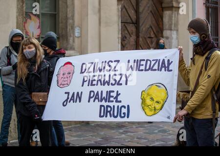 Demonstranten tragen Gesichtsmasken halten ein Banner, das sagt, Dziwisz wusste zuerst, Johannes Paul zweite während der Demonstration. Hunderte von Menschen protestierten in der Kanoniczna-Straße in Krakau. Der Protest war eine Nachwirkung einer kürzlich veröffentlichten Reportage ‘Dauf Stanislao. Das zweite Gesicht von Kardinal Dziwisz’, das darauf hinwies, dass Kardinal Dziwisz, langjähriger Helfer von Papst Johannes Paul II., dafür verantwortlich sein könnte, Fälle von Pädophilie unter katholischen Priestern zu vertuschen. Die Menschen versammelten sich auf der Straße und forderten Erklärungen von der Kirche und drückten ihre Unterstützung für die Opfer der Pädophilie aus. Stockfoto