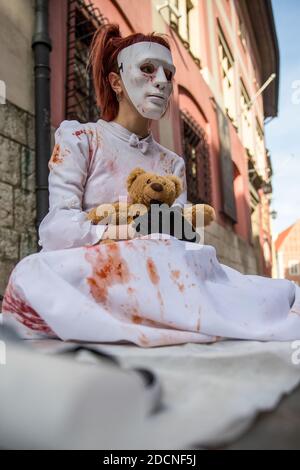 15. November 2020, Krakau, WojewÃ³dztwo Ma?opolskie, Polen: Ein Protestler, der eine weiße Maske trug, die mit gefälschtem Blut bedeckt war und das Leid der Opfer symbolisiert, nahm während der Demonstration Teil.Hunderte von Menschen protestierten in der Kanoniczna-Straße in Krakau. Der Protest war eine Nachwirkung einer kürzlich veröffentlichten Reportage ''˜Don Stanislao. Das zweite Gesicht von Kardinal Dziwisz', das darauf hinwies, dass Kardinal Dziwisz, langjähriger Helfer von Papst Johannes Paul II., dafür verantwortlich sein könnte, Fälle von Pädophilie unter katholischen Priestern zu vertuschen. Die Menschen versammelten sich auf der Straße und forderten Erklärungen von der Kirche Stockfoto