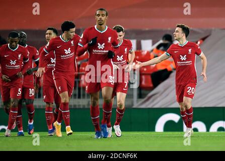 Der Liverpooler Diogo Jota (rechts) feiert das zweite Tor seines Spielers während des Premier-League-Spiels in Anfield, Liverpool. Stockfoto