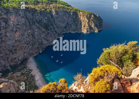 Luftaufnahme des Butterfly Valley mit Yachten in der Stadt Oludeniz oder Fethiye, Mugla, Türkei in den sonnigen Morgen Stockfoto