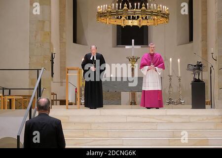 Hildesheim, Deutschland. November 2020. In einem ökumenischen Gottesdienst im Hildesheimer Mariendom gedenken das Bistum Hildesheim und die Evangelisch-Lutherische Kirche Hannover der Menschen, die in den letzten Monaten an dem Coronavirus gestorben sind. Bischof Ralf Meister (l.), Bischof Dr. Heiner Wilmer (r.). Im Vordergrund der Niedersächsische Ministerpräsident Stephan weil (SPD). Quelle: Chris Gossmann/dpa/Alamy Live News Stockfoto