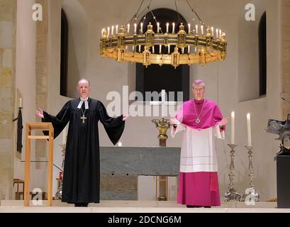 Hildesheim, Deutschland. November 2020. In einem ökumenischen Gottesdienst im Hildesheimer Mariendom gedenken das Bistum Hildesheim und die Evangelisch-Lutherische Kirche Hannover der Menschen, die in den letzten Monaten an dem Coronavirus gestorben sind. Bischof Ralf Meister (l.), Bischof Dr. Heiner Wilmer (r.). Quelle: Chris Gossmann/dpa/Alamy Live News Stockfoto